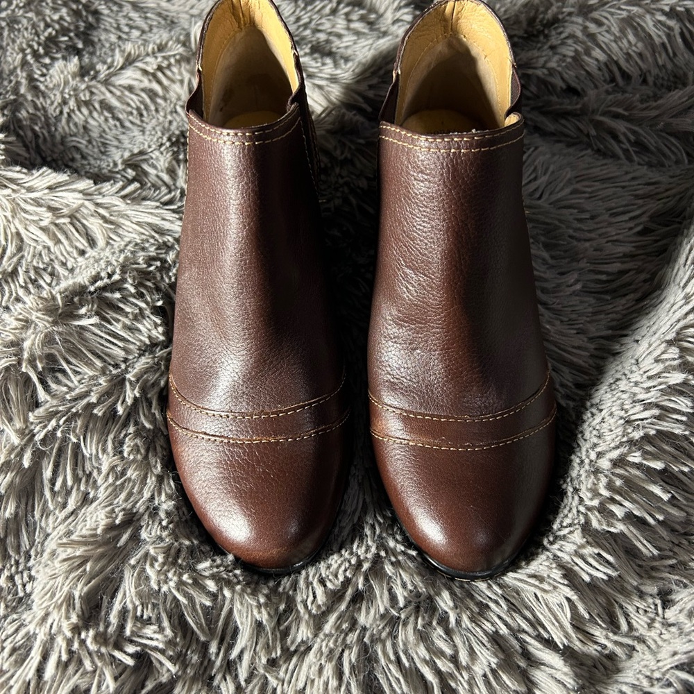 Softspots Chocolate Brown Leather Ankle Boots size 7 M